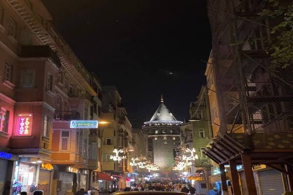 از برج گالاتا بالا بروید؛ زیبایی های شب در استانبول
