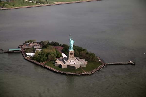 از مجسمه آزادی و جزیره الیس در یک روز بازدید کنید