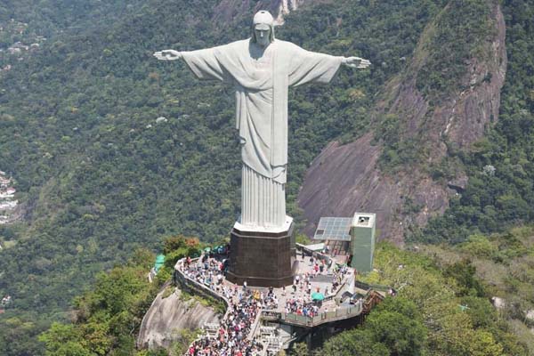 مجسمه مسیح نجات‌دهنده؛ یکی از جاهای دیدنی برزیل
