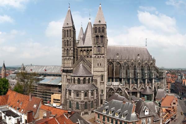 کلیسای جامع تورنه؛ از معروف‌ترین کلیساها و جاهای دیدنی بلژیک