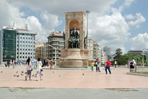 میدان تکسیم؛ از قلب تپنده استانبول دیدن کنید