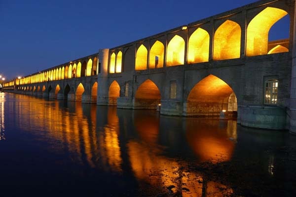 سی و سه پل؛ از جاهای دیدنی اصفهان در شب