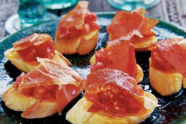 نان با گوجه‌فرنگی و ژامبون (Tostas de tomate y jamón)؛ از غذاهای خیابانی اسپانیا