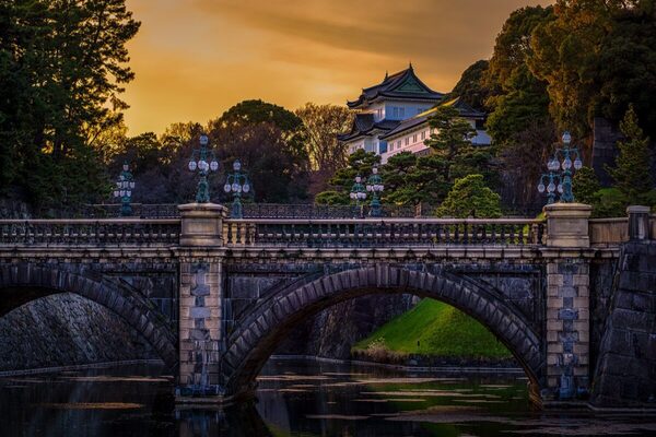 پل نیجوباشی در کاخ امپراطوری ژاپن