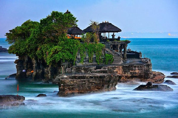 معبد تاناه لوت (Tanah Lot)؛ یکی از شگفتانگیزترین جاهای دیدنی بالی