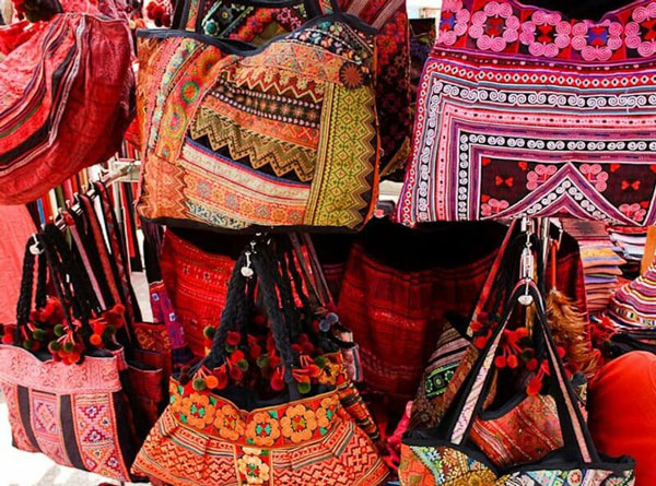 ابریشم تایلندی یکی از معروف ترین سوغاتی های کشور تایلند