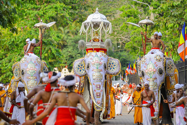 جشن سال نو (Aluth Avurudu)
