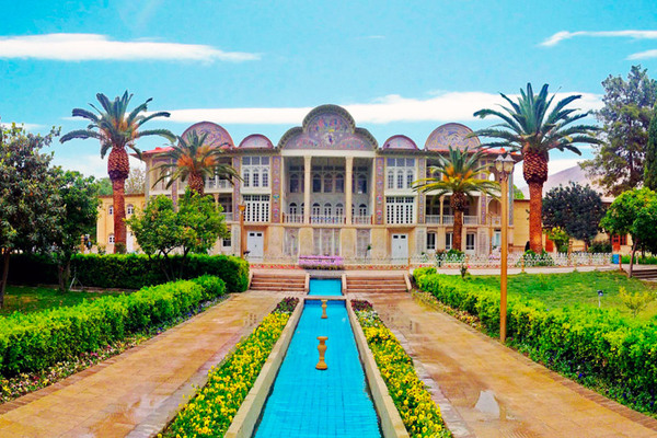 گذرگاه میانی باغ ارم شیراز