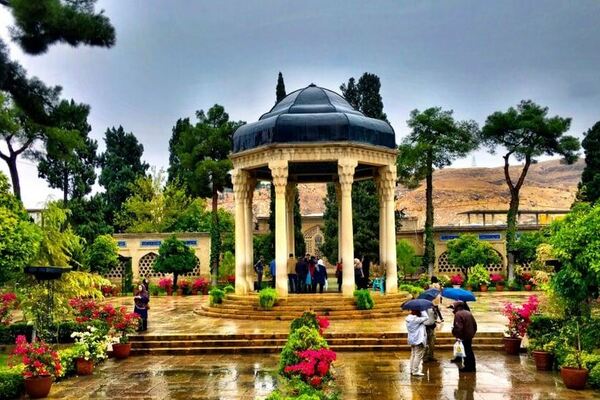 حافظیه شیراز در هوای بارانی
